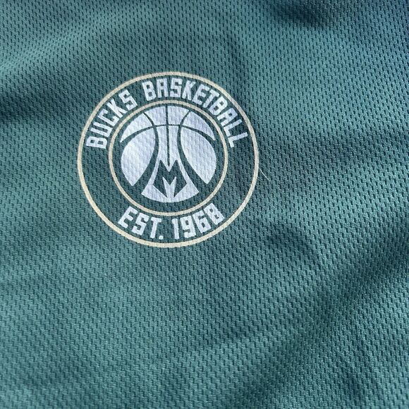 Milwaukee Bucks Green Tank Top Men’s Medium NBA Jersey Style Sleeveless Tee - Picture 5 of 5